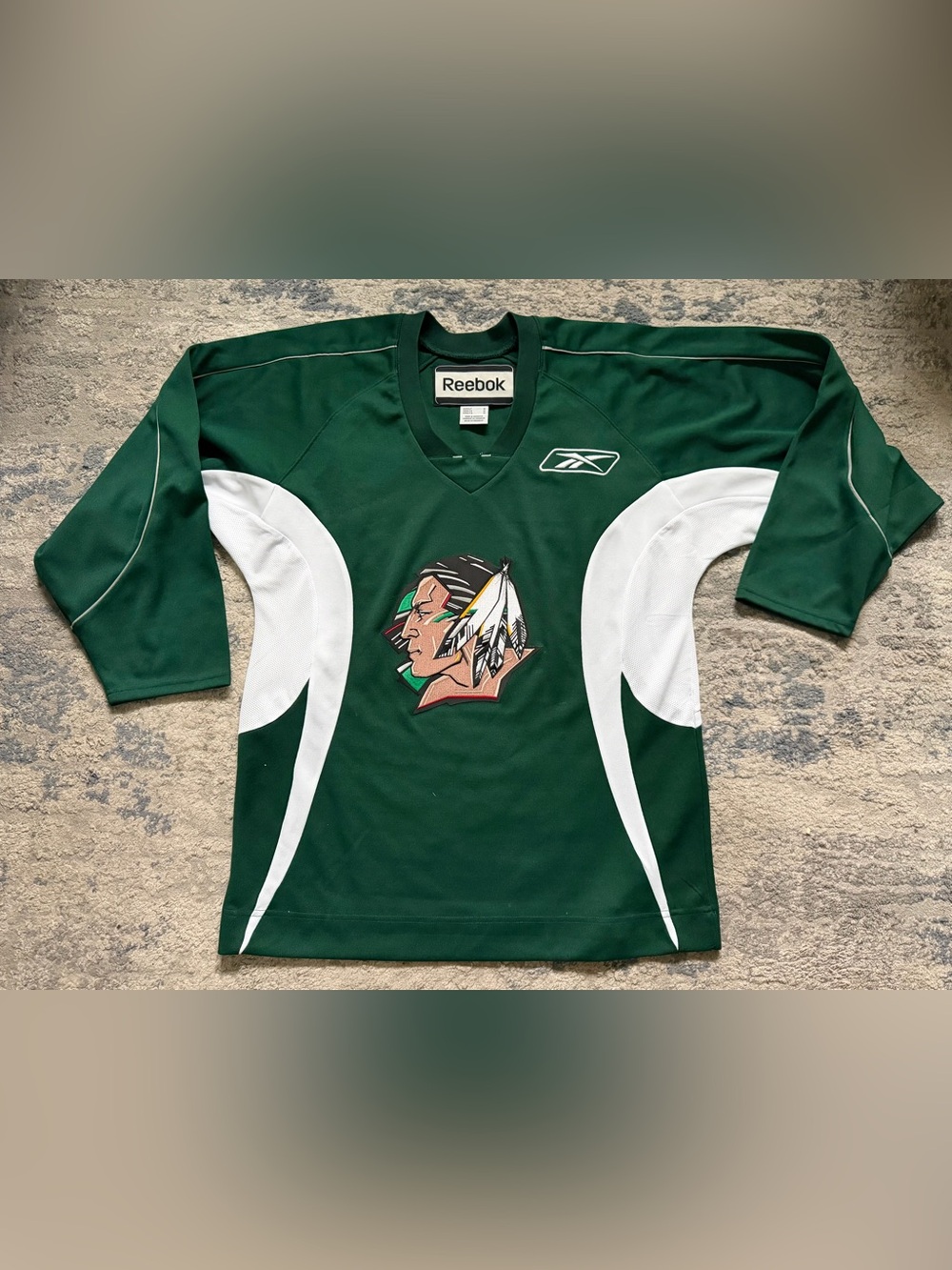 Reebok UND Fighting Sioux Hockey Jersey Adult Medium Retired Logo